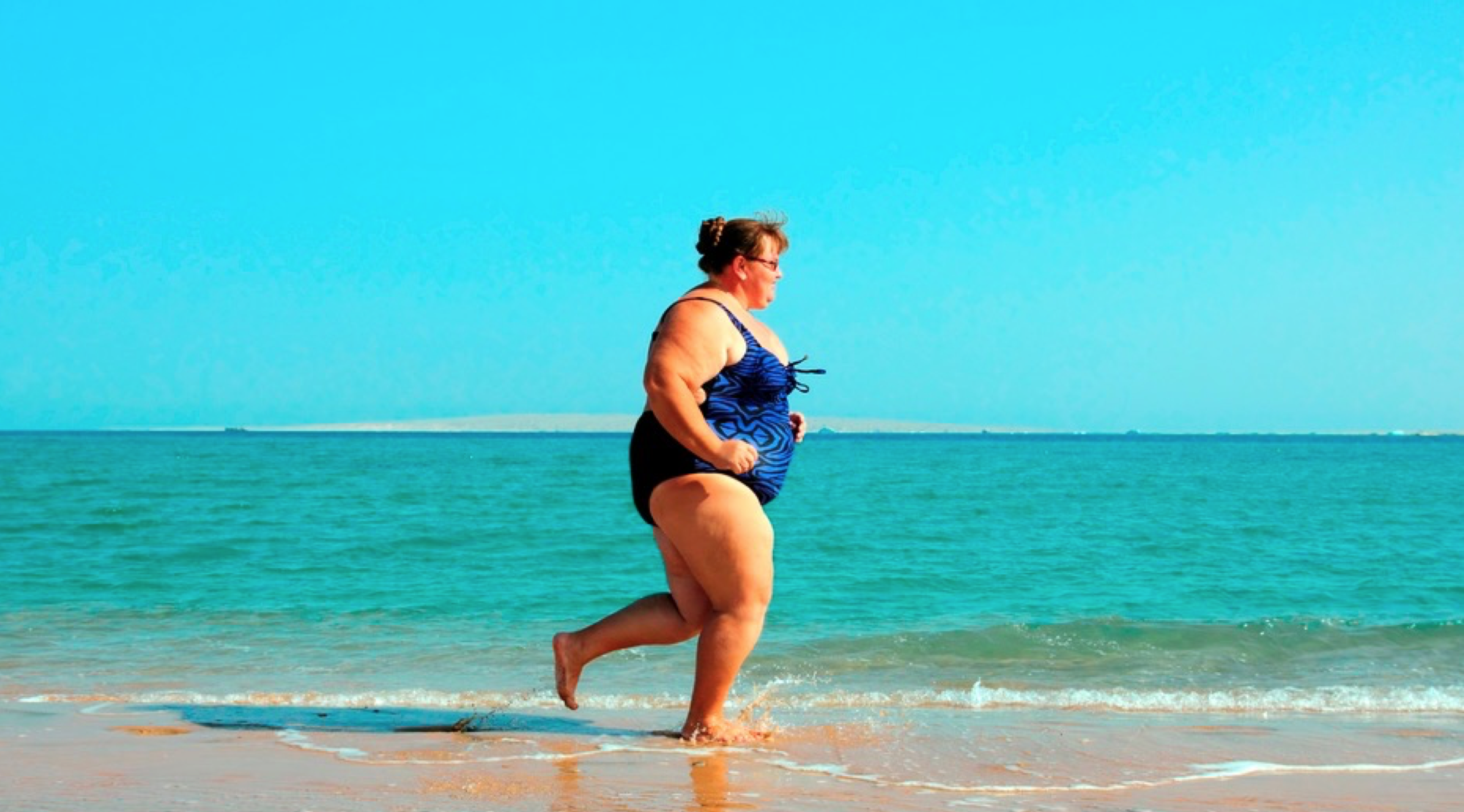 Полные люди на пляже. Толстая женщина на море. Толстая женщина бежит. Толстуха скачет
