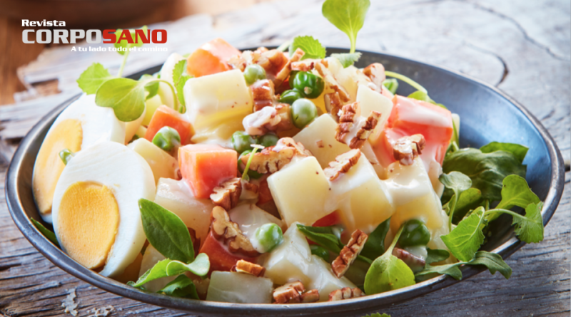 Ensalada de papa, huevo cocido, picada en mayonesa con nuez