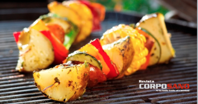 Brochetas de papa a la parrilla con lluvia de limón y hierbas