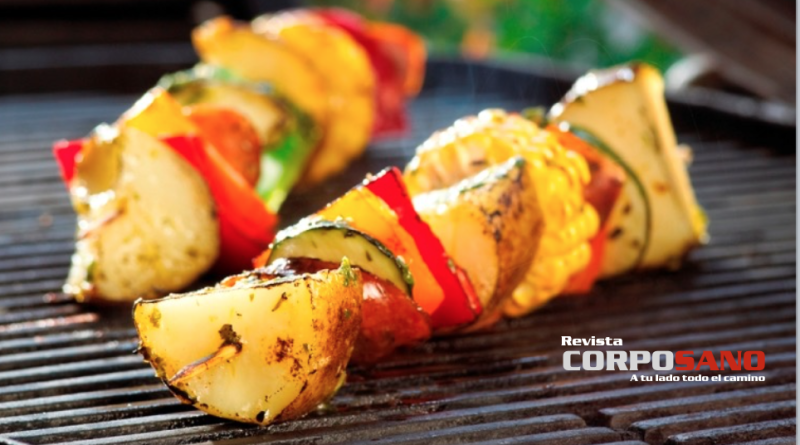 Brochetas de papa a la parrilla con lluvia de limón y hierbas