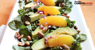 Ensalada de berro y aguacate con cacahuates tostados