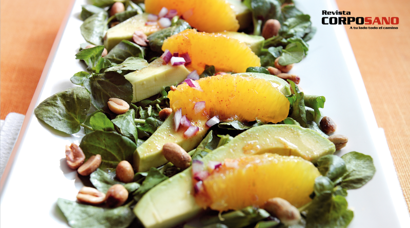 Ensalada de berro y aguacate con cacahuates tostados