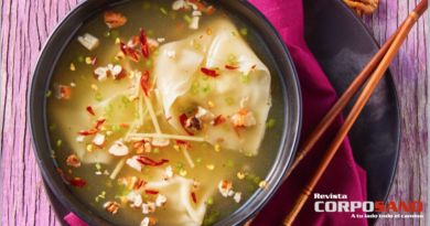 Sopa de wonton de pollo con nuez y jengibre