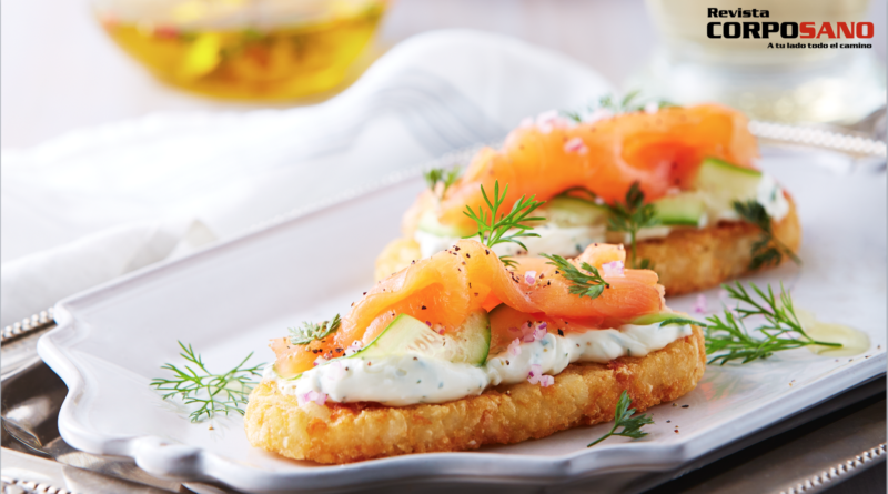 Papas Hash Brown con salmón ahumado y crema de eneldo