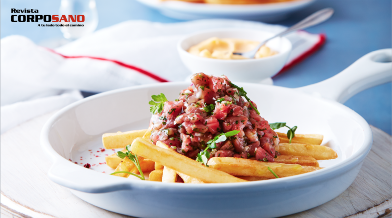 Tartar de carne sobre papas a la francesa